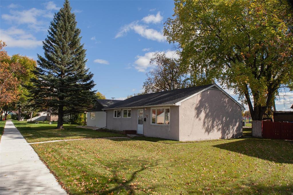 409 Kent Road, Winnipeg, Manitoba  R2L 1Y2 - Photo 1 - 202624726