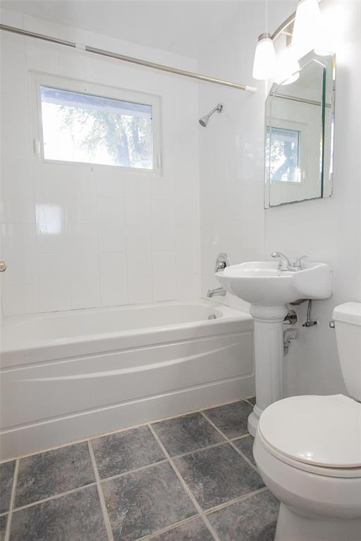 409 Kent Road, Winnipeg, Manitoba  R2L 1Y2 - Photo 9 - 202624726